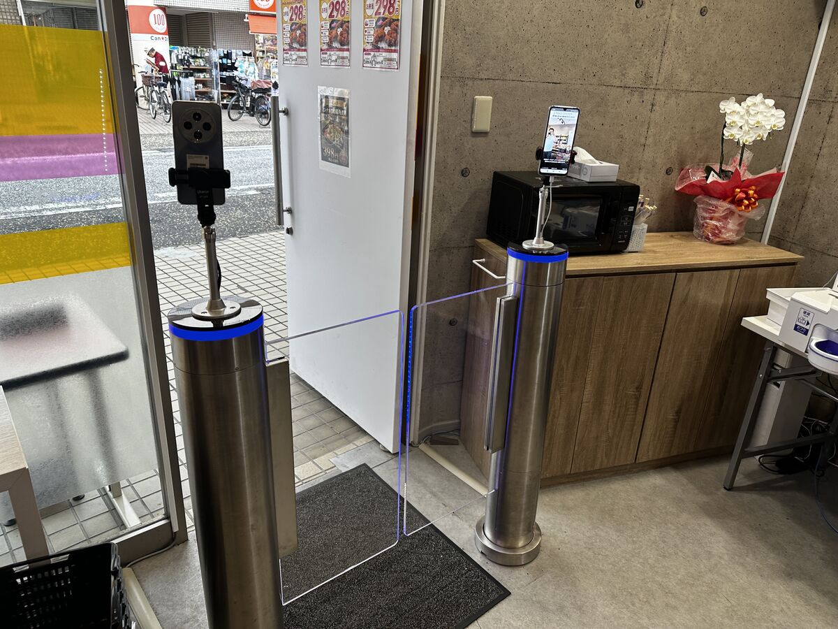 顔認証フラップゲート（店内側）